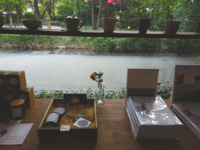 書店窗外綠意盎然，室內(nèi)雅致清新