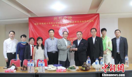 6月4日下午，華僑大學(xué)校長賈益民率團(tuán)訪問印尼，與該校印尼雅加達(dá)校友們交流歡聚，傳遞學(xué)校的好消息。林永傳 攝