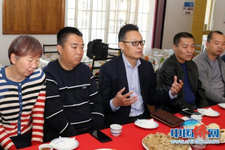 全非洲中國和平統(tǒng)一促進會會長李新鑄(中)代表華人社區(qū)慰問康寧安老院?！∷畏綘N 攝