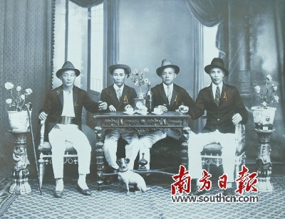 右二為其祖父謝逢記。受訪者供圖