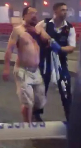 杰夫被刺中喉嚨后，在警察攙扶下走向救護(hù)車 視頻截圖