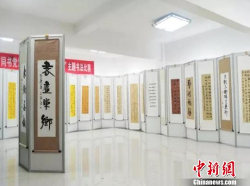 浙江常山書(shū)法特色村迎來(lái)“洋學(xué)生” 潑墨揮毫感受中國(guó)文化。常山宣傳部提供