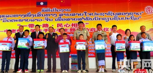 參會(huì)嘉賓為萬(wàn)象九個(gè)縣小學(xué)生代表贈(zèng)送奇幻箱