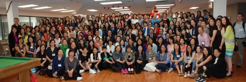  當?shù)貢r間6月3日,美國中西部華文教育研討會在芝加哥舉行。出席會議的中國總領事洪磊、副總領事余鵬等與出席會議的代表們合影。（美國《芝加哥華語論壇》/張大衛(wèi) 攝）