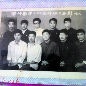 徐老師（后排右二）和同學(xué)的合影。