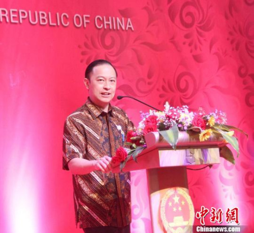 圖為印尼投資委員會(huì)主席托馬斯出席招待會(huì)并致辭?！×钟纻?攝