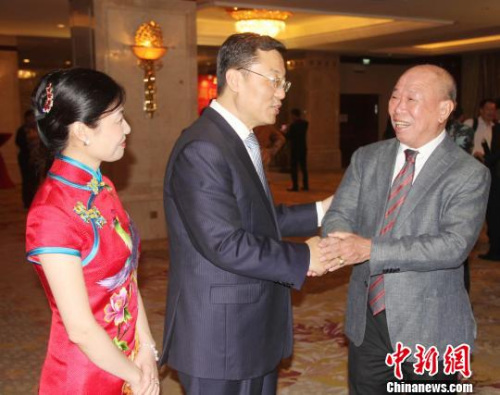 圖為謝鋒夫婦與印尼宗教與文化交流協(xié)會(huì)會(huì)長(zhǎng)麥培滿(右)親切交談。林永傳 攝