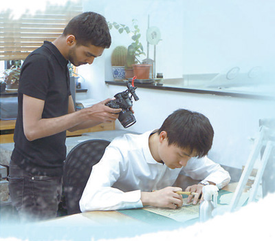 印度青年卡勒普在拍攝古籍修復(fù)。 　　陳柔妍攝