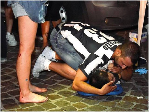 6月3日“歐冠夜”都靈踩踏事故現(xiàn)場，F(xiàn)ederico為華人小男孩Kevin進(jìn)行現(xiàn)場救護(hù)。（法國《歐洲時(shí)報(bào)》意大利版微信公眾號援引《晚郵報(bào)》網(wǎng)站）