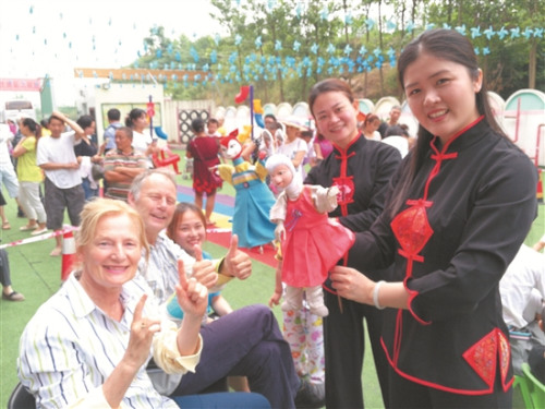 演員與臺(tái)下觀眾互動(dòng) 演員與臺(tái)下觀眾互動(dòng)