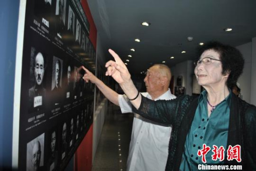 6月8日，遼寧各界在沈陽審判日本戰(zhàn)犯法庭舊址陳列館舉行紀念活動。圖為當年的親歷者們講述審判日本戰(zhàn)犯經(jīng)歷?！〈蘅?攝