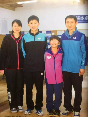  張凌一家四口。（日本《東方新報》微信公眾號/張凌供圖）