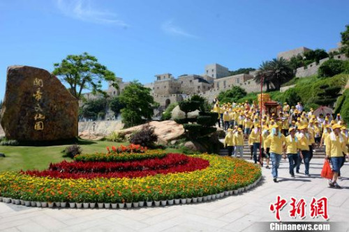 圖為民俗踩街活動(dòng)?！埥鸫?攝