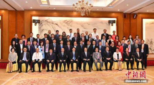 6月9日，參加第十五屆東盟華商會(huì)的與會(huì)人員合影。<a target='_blank' >中新社</a>記者 任東 攝