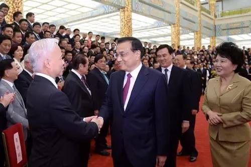 李克強(qiáng)與與會(huì)代表親切握手。