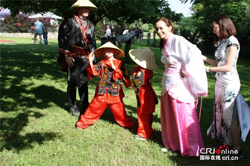 波蘭一家人在試穿中國傳統(tǒng)服裝 波蘭一家人在試穿中國傳統(tǒng)服裝