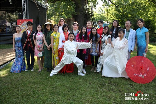 孔院老師和留學(xué)生及訪問學(xué)者志愿者合影 孔院老師和留學(xué)生及訪問學(xué)者志愿者合影