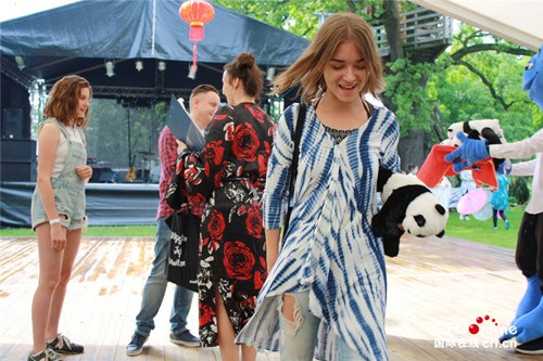 開心的獲獎女職工 開心的獲獎女職工