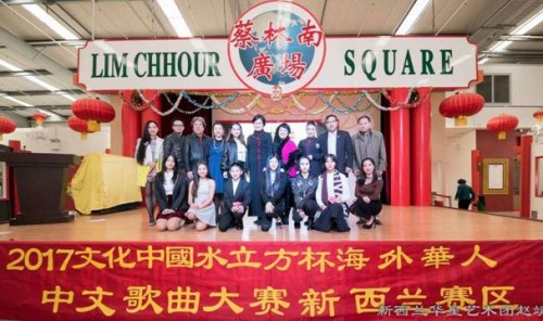 進(jìn)入決賽的青少年選手與評(píng)委合影