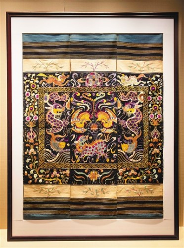 黎族魚躍龍騰雙鳳朝陽圖三聯(lián)幅龍被。