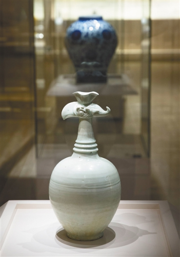 青白釉花口鳳首壺。