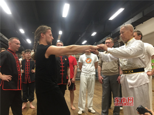 　翁公祠武術(shù)館館長潘成廟現(xiàn)場指導(dǎo)俄羅斯學(xué)員動作要領(lǐng)。