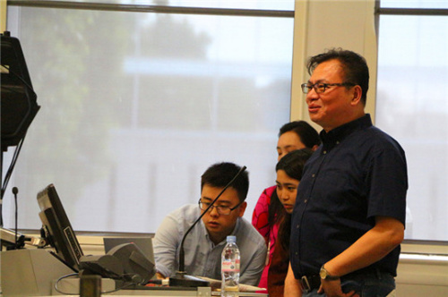 姚舜熙教授作為當(dāng)晚的主講嘉賓，通過大量的歷史圖片和豐富的資料，為英國觀眾介紹了中國古代花鳥畫到現(xiàn)代花鳥畫的起源和發(fā)展。（法國《歐洲時報》/小曾 攝）