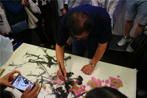 姚舜熙教授講座后現(xiàn)場作畫。（法國《歐洲時報》/小曾 攝）