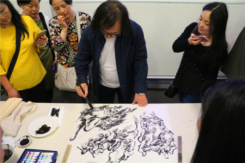 唐輝院長現(xiàn)場作畫。（法國《歐洲時報》/小曾 攝）