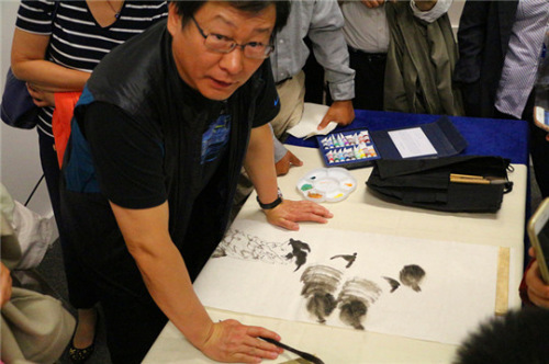 李洋教授講座后現(xiàn)場作畫。（法國《歐洲時報》/小曾 攝）