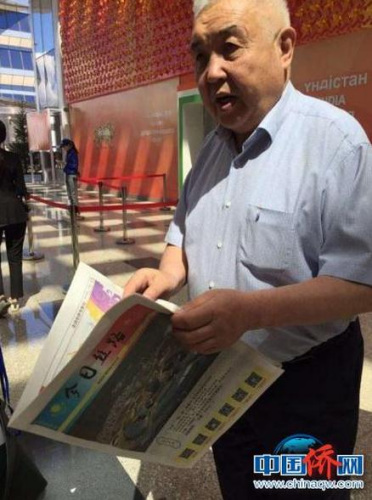 《今日絲路》報在阿斯塔納世博會期間推出的第一期特刊由俄、哈、中三文種組成，其中俄、哈文16個版，中文16個版。　古麗娜 攝