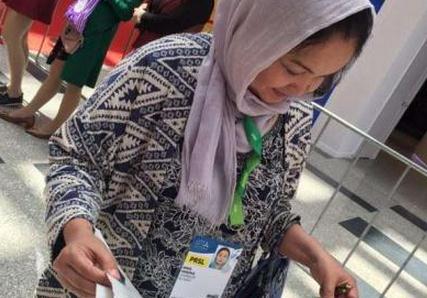 通過發(fā)行世博會特刊，《今日絲路》報為各國游客介紹世博會相關(guān)信息，提供豐富的新聞咨訊服務(wù)。　古麗娜 攝