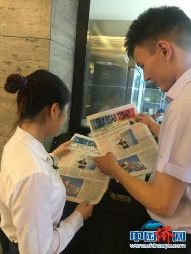 在阿斯塔納市的一些公共場所也有《今日絲路》報的身影，圖為一家餐廳內(nèi)員工正在閱讀《今日絲路》報?！」披惸?攝