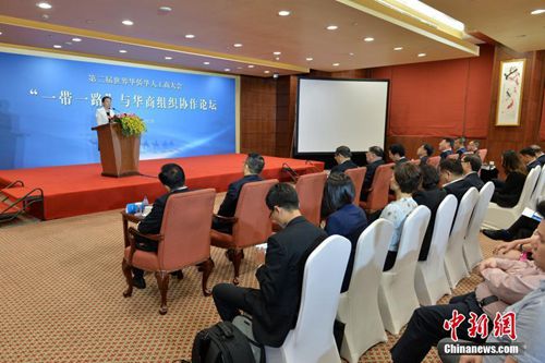 6月12日，第二屆世界華僑華人工商大會“一帶一路”與華商組織協(xié)作論壇在北京舉行。圖為俄羅斯中國和平統(tǒng)一促進會常務副會長原毅在論壇上發(fā)言。 <a target='_blank' >中新社</a>記者 崔楠 攝