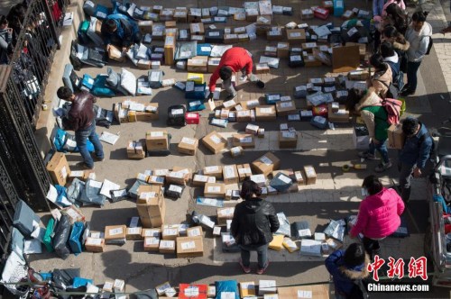 資料圖：大學(xué)校園外擺滿(mǎn)各個(gè)物流公司發(fā)來(lái)的快遞。 武俊杰 攝