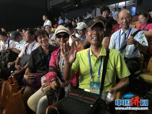 來(lái)自臺(tái)灣臺(tái)中大肚山陽(yáng)里里長(zhǎng)陳建智帶領(lǐng)的信眾參加?jì)屪嫖幕顒?dòng)。鄭松波　攝