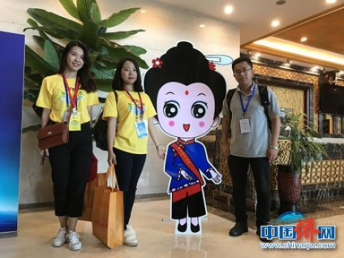 兩岸媽祖信眾與湄洲女人像立牌合影。邢國(guó)慢　攝