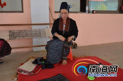符慶香在織錦。（圖片來(lái)源：南海網(wǎng)）
