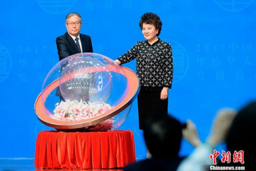 6月14日，2017中國(guó)·天津華僑華人創(chuàng)業(yè)發(fā)展洽談會(huì)在天津梅江會(huì)展中心開幕。圖為中國(guó)國(guó)務(wù)院僑辦主任裘援平(右)、天津市委書記李鴻忠(左)出席啟動(dòng)儀式。 <a target='_blank' >中新社</a>記者 佟郁 攝