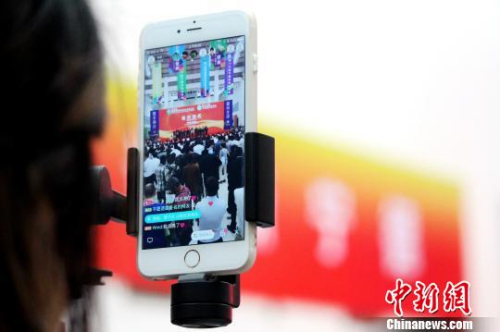 圖為現(xiàn)場手機直播中。　呂巧琴 攝