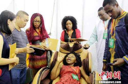 圖為海外客商體驗按摩器。　呂巧琴 攝