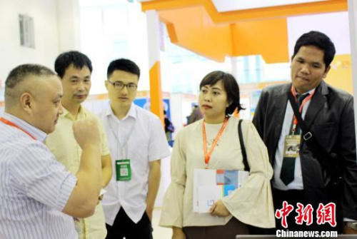 圖為海外客商洽談中?！吻汕?攝