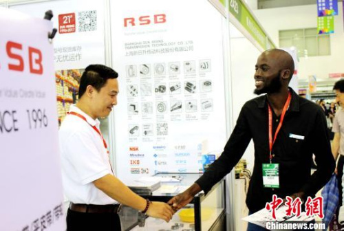 圖為海外客商與電機企業(yè)達成合作意向?！吻汕?攝