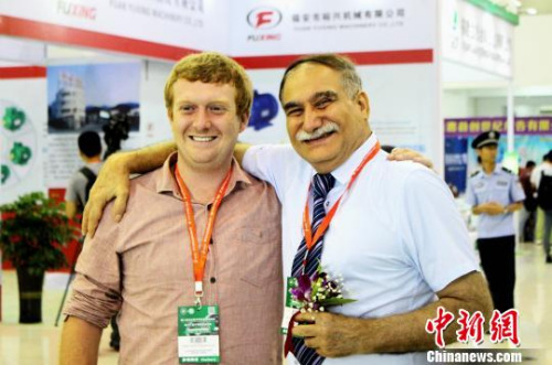 圖為海外客商現(xiàn)場留影。　呂巧琴 攝