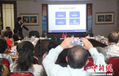 圖為華社代表認真了解中國簽證類型?！×钟纻?攝