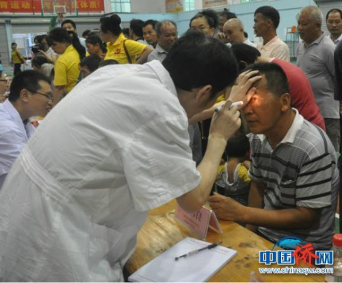 圖為醫(yī)生為歸僑僑眷檢查眼睛。林浩　攝