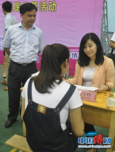 圖為廣西為僑服務(wù)法律顧問團(tuán)律師提供咨詢服務(wù)。林浩　攝