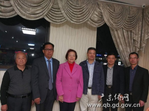 與南非粵港澳總商會僑領合影留念 與南非粵港澳總商會僑領合影留念