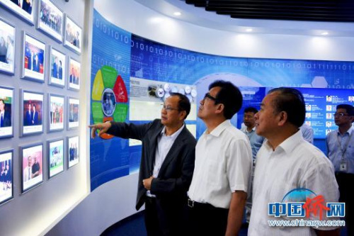 圖為中國僑聯(lián)副主席李卓彬考察僑資企業(yè)。葉茂 攝