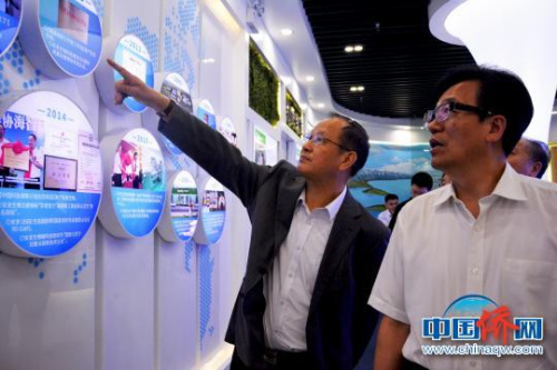 圖為中國僑聯(lián)副主席李卓彬考察僑資企業(yè)。葉茂　攝